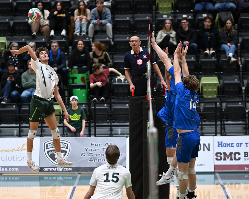 Kings win 8th straight match while Queens fall in straight sets to their rivals, the TKU Eagles