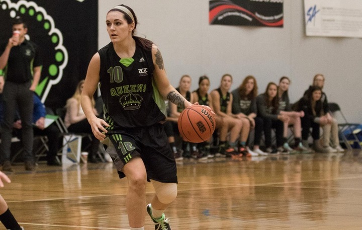 Kiana Mintz (10) contributed 14 points, 2 blocks, 3 steals, 1 assist and 7 rebounds. The Bachelor of Education student was named the Queens player-of-the-game.